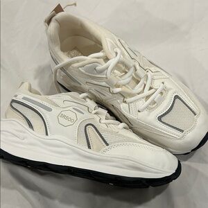 SR500 White Cream Athletic Sneakers